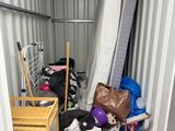 une pièce remplie d'objets