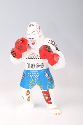 figurine représentant un homme portant des gants de boxe, sur fond blanc