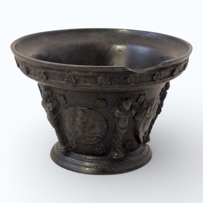 MORTIER en bronze patiné, à décor appliqué de médaillons et …