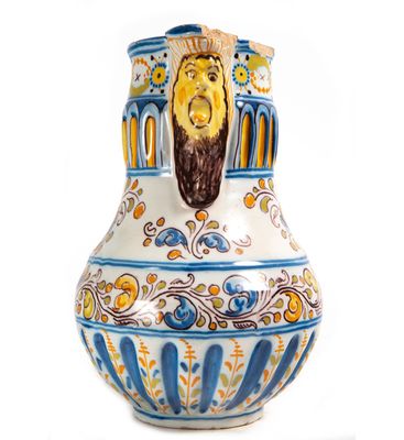 un vase bleu et blanc orné d'une tête de lion