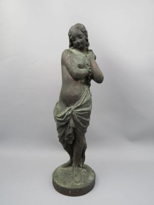 l'image d'une statue d'un homme debout sur un piédestal