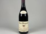 une photo d'une bouteille de vin posée sur une table