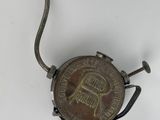 une vieille plaque en laiton munie d'une poignée métallique et d'une poignée métallique