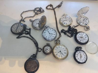 de nombreux modèles différents de montres de poche exposés au mur