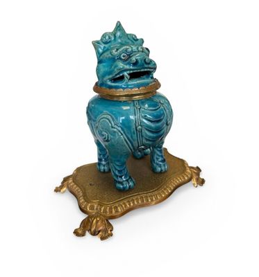 Encrier en bronze doré et céramique à glaçure émaillé bleu t…