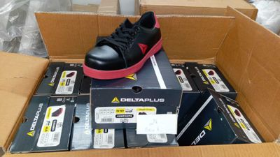 une boîte contenant une paire de chaussures noires et rouges
