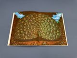 tableau représentant un paon aux plumes déployées sur un fond bleu