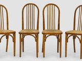 trois chaises en bois avec des assises en osier sont alignées sur un fond blanc