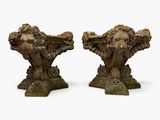 une paire de sculptures en pierre représentant des lions, sur des socles