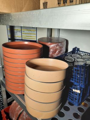 de nombreuses casseroles sur une étagère dans la cuisine