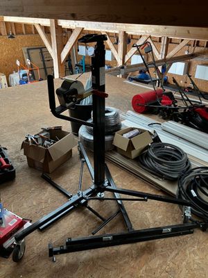 de nombreux outils qui traînent par terre dans le garage