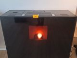une boîte noire avec une lumière rouge à l'intérieur