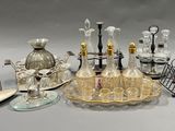 beaucoup d'objets en verre qui se trouvent sur la table