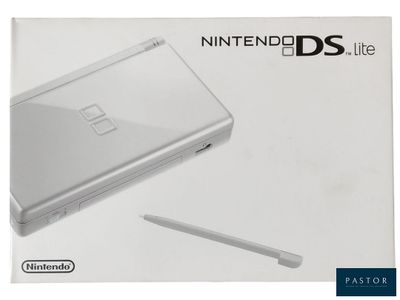 La Nintendo DS Lite se trouve dans la boîte avec un stylet