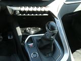 une photo du tableau de bord d'une voiture avec une commande au volant