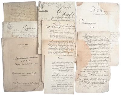 plusieurs vieux papiers sont empilés sur une surface blanche