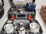 une mallette à outils qui contient tout un tas d'outils