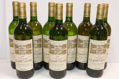 six bouteilles de vin sont alignées sur une table