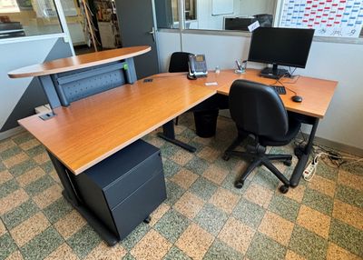 un bureau équipé d'un ordinateur et d'un moniteur