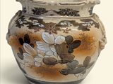 un vase avec un motif floral posé sur une table