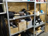 beaucoup de boîtes et de cartons sur les étagères de la pièce
