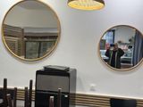 une personne se prenant en photo dans un miroir