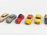 plusieurs petites voitures sont alignées sur une surface blanche