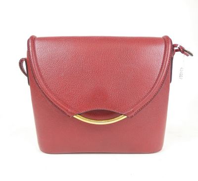 sac à bandoulière en cuir rouge avec une poignée en métal doré