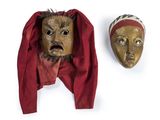 deux masques en bois recouverts d'un tissu rouge et un autre avec un foulard rouge