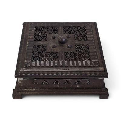 une vieille boîte en bois ornée d'un motif décoratif sur le dessus