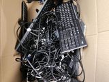 une boîte en carton contenant tout un tas de matériel informatique