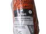 un rouleau de ficelle de couleur orange emballé dans du plastique