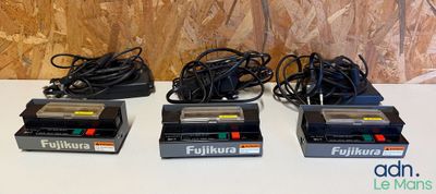 Quatre appareils électroniques sont alignés sur une table blanche