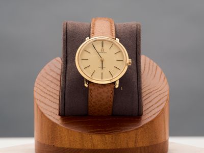 un socle en bois sur lequel est posée une montre