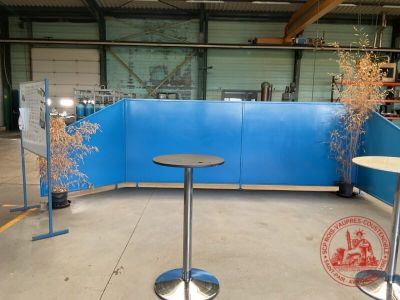 Agencement de parois métalliques laquées bleu type brise vue…