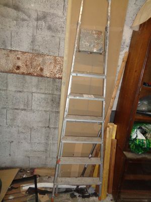 une échelle adossée au mur d'une pièce