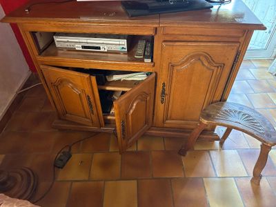 un téléviseur posé sur un meuble en bois