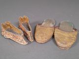 trois paires de chaussures sont alignées sur une surface grise