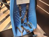 un siège bébé bleu avec une étiquette de prix dessus