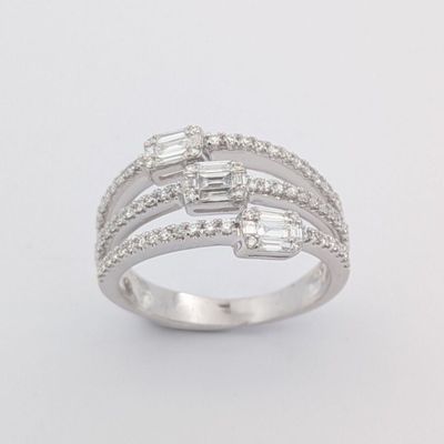 gros plan d'une bague en diamant sur fond blanc
