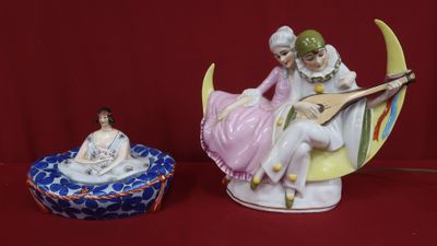 deux figurines représentant des personnes assises sur la Lune