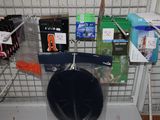 une photo de toilettes dans une salle de bains où il y a beaucoup d'objets accrochés au mur