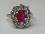 un gros plan d'une bague ornée d'un rubis entouré de diamants