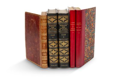 trois livres sont empilés sur une surface blanche
