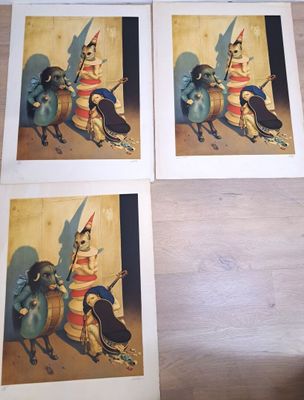 quatre photos d'un chat assis sur un parquet, à côté d'une photo représentant un homme à cheval