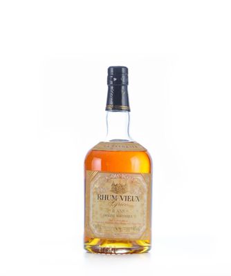 une bouteille de whisky au brandy posée sur une surface blanche