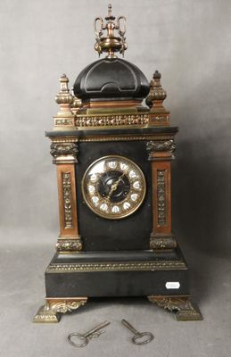 Pendule en marbre noir et ornementations en bronze, fin XIXè…