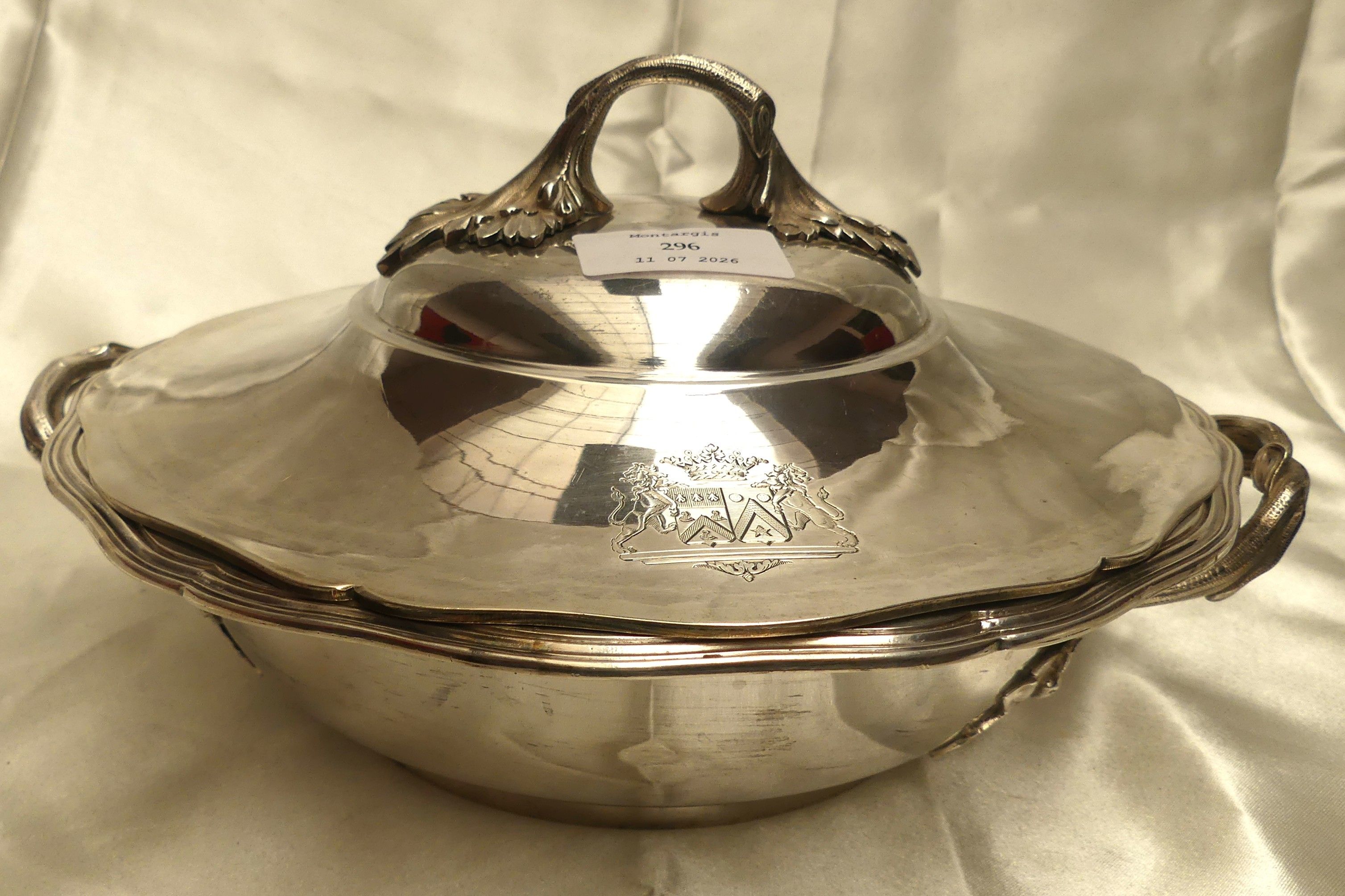 CARTIER Un légumier en argent, couvercle orné d'armoiries d'alliance, prises en forme de branches feuillagées, avec s...