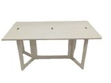La table est en bois et son plateau est blanc.