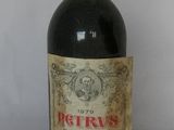 une bouteille de vin posée sur une table